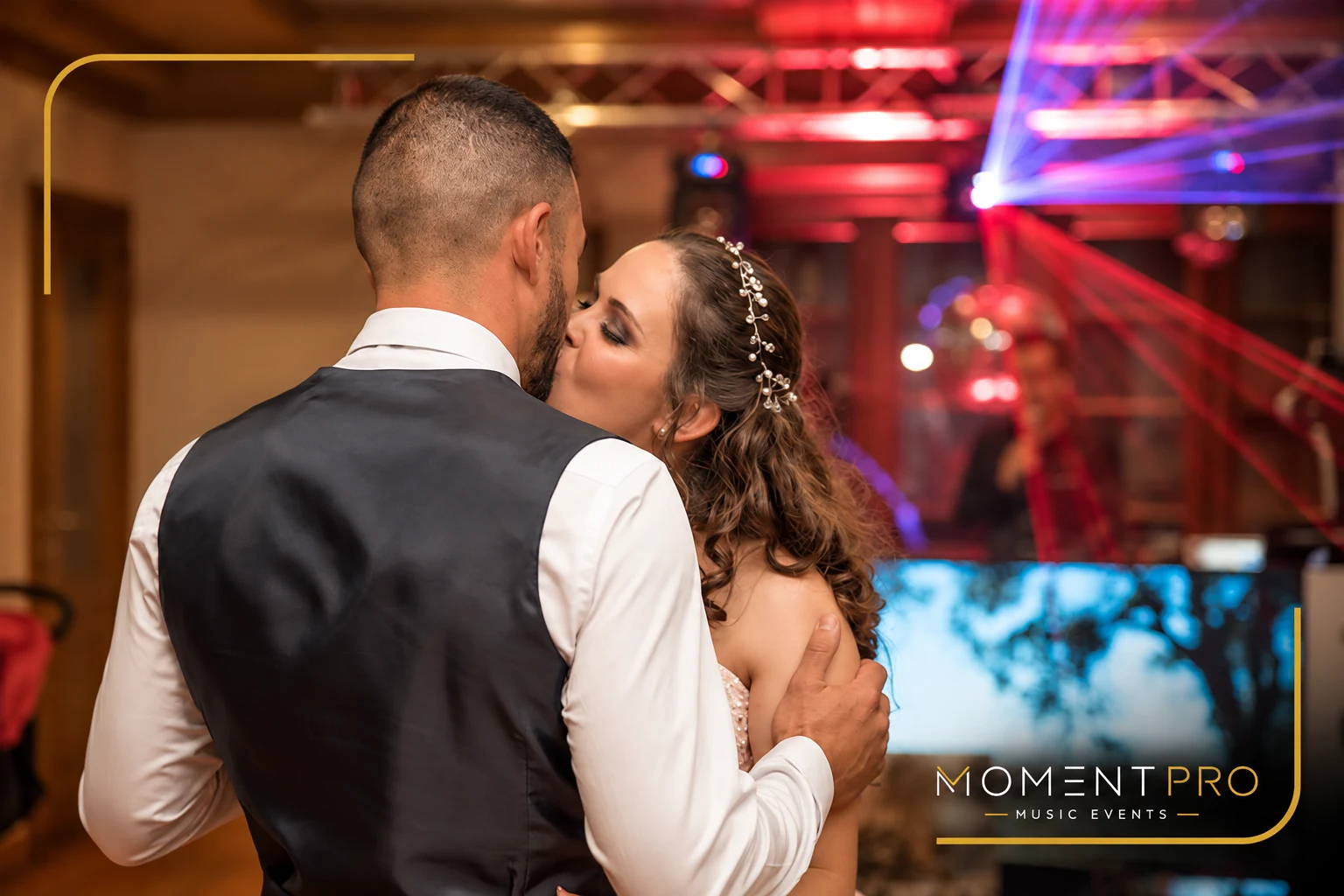 Noivos num momento romântico durante o casamento - Moment Pro
